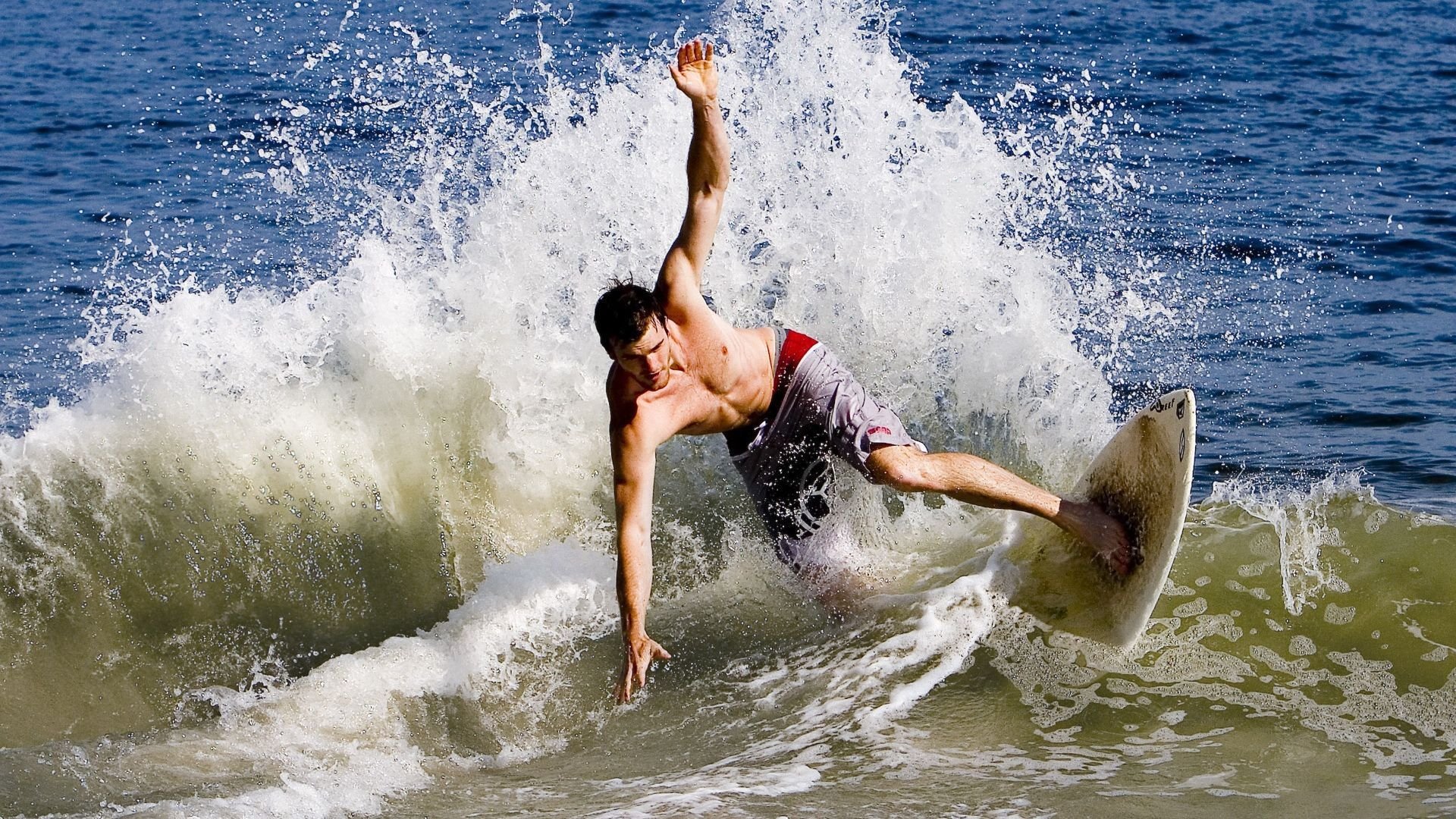 中国足球联赛打造高频赛后球迷访谈节目，记者采访中国足球球迷